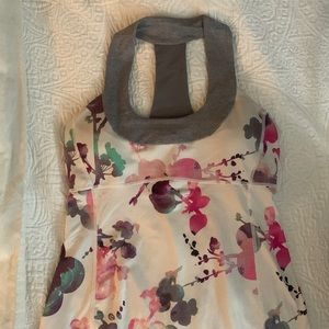 Lululemon Scoop Neck Tank
Blurred Blossoms White / Heathered Fossil Size 6